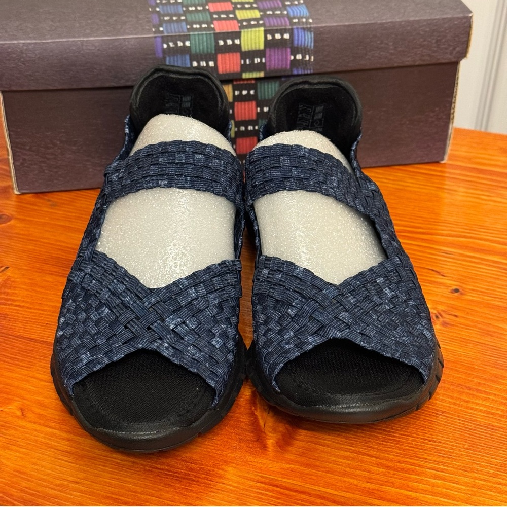 Bernie Mev Comfi Jeans Woven
Elastic Flat Mary Jane Shoe Women
Size 36 - Picture 4 of 7